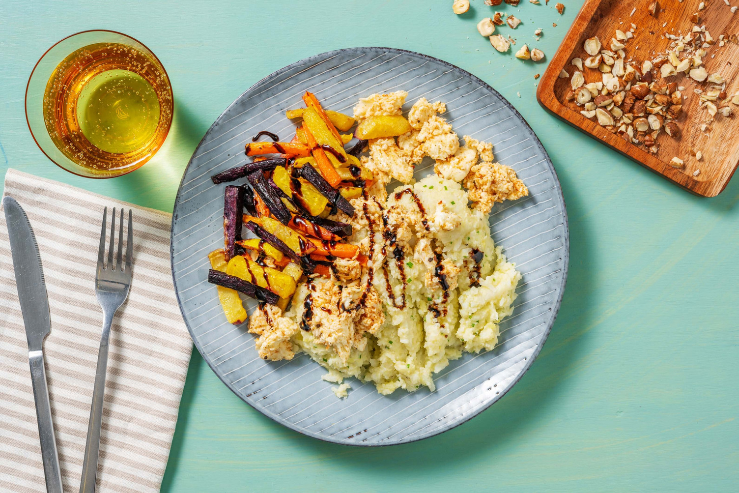 Würziger Mozzarella mit Blumenkohlpüree & buntem Wurzelgemüse