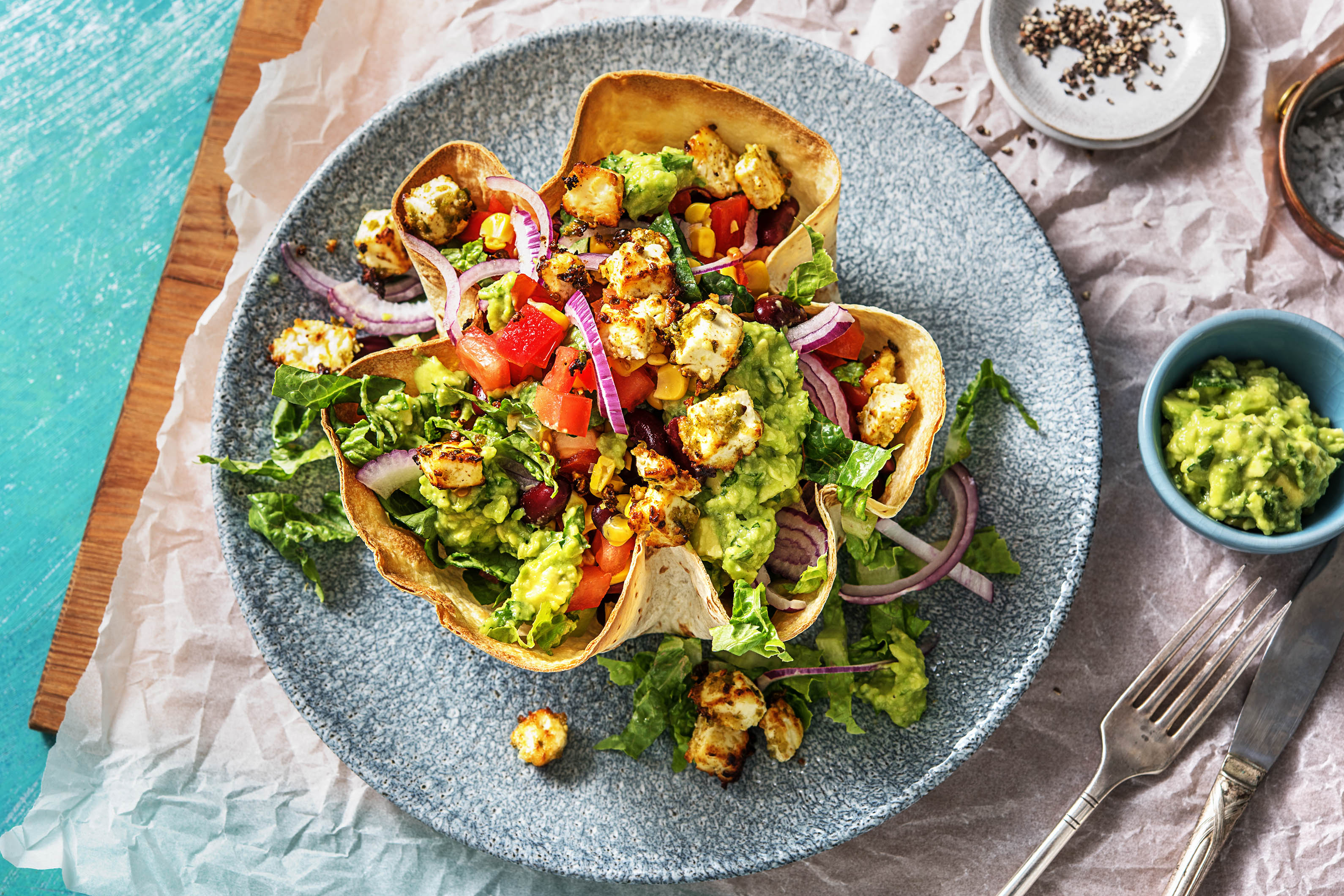 Würziger Tex-Mex-Salat in Tortilla-Bowl
