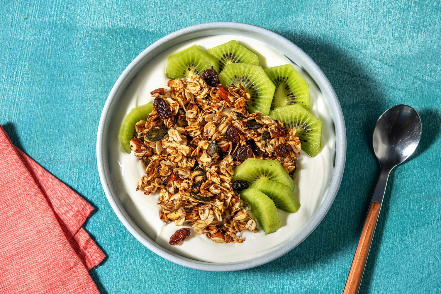 Yaourt à la grecque, granola minute et kiwi frais