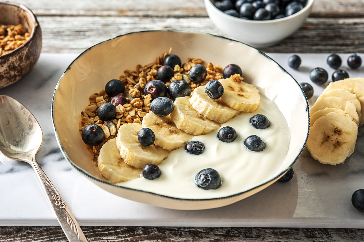Yoghurtontbijt met honing-notengranola en vers fruit