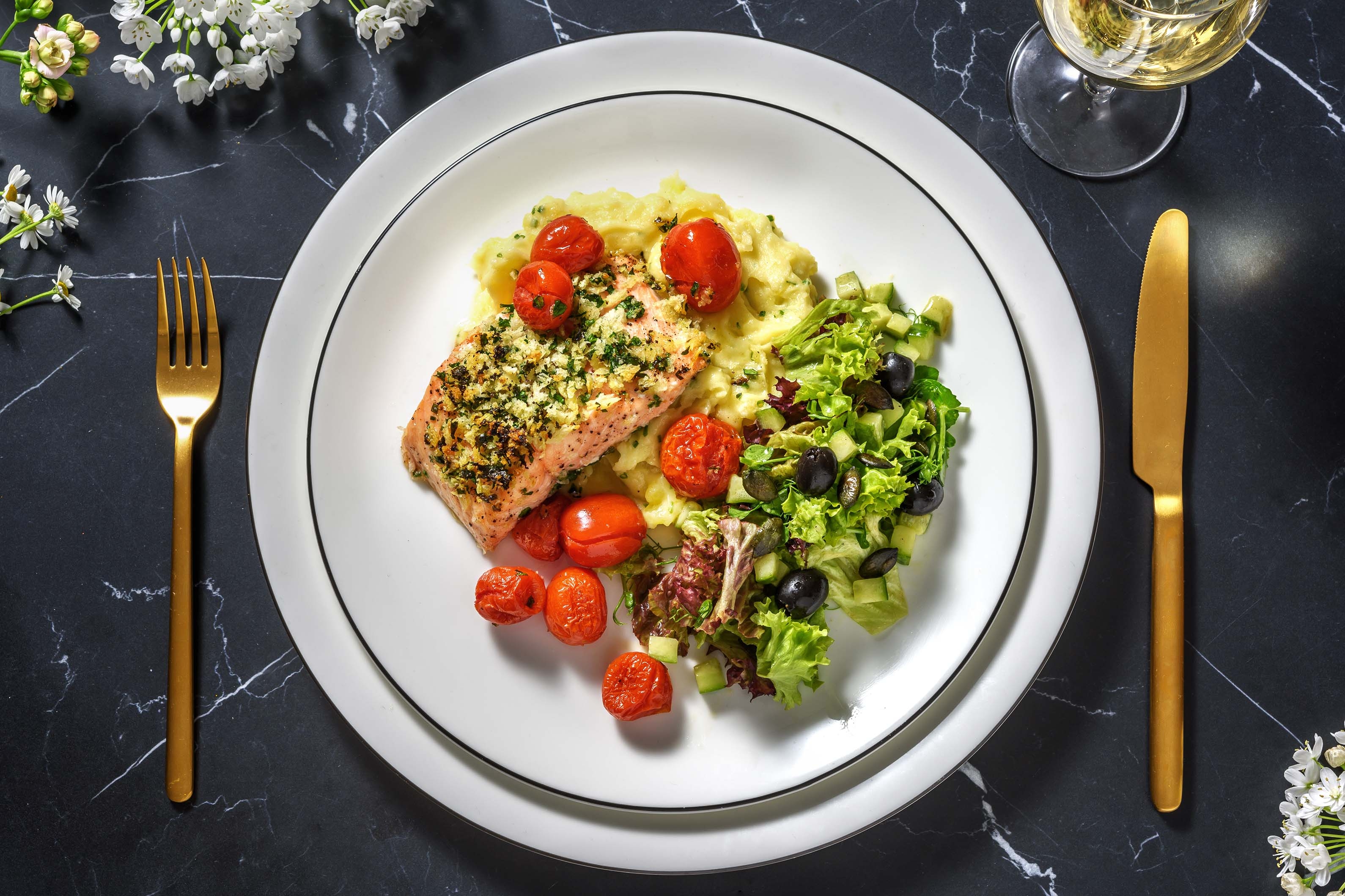 Zalmfilet in zelfgemaakte kruidenkorst met gepofte cherrytomaten