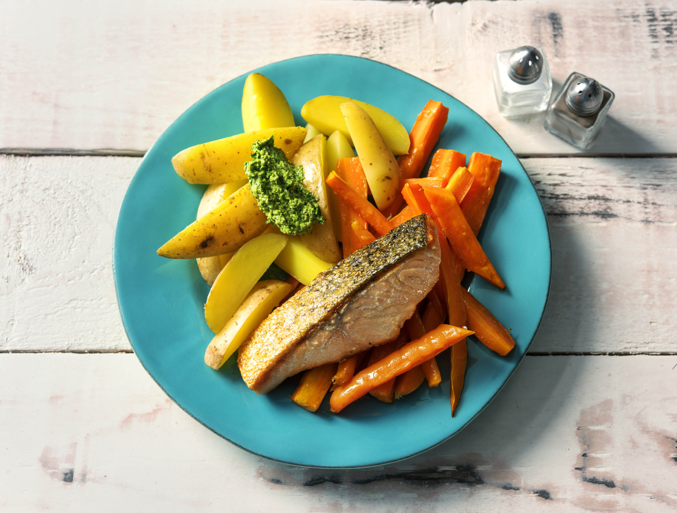 Zalm met bospeen en dukkah van wortelloof