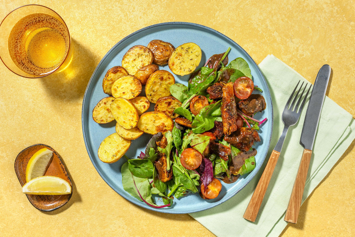 Zitronige vegane Filetstücke in Tomatensalat
