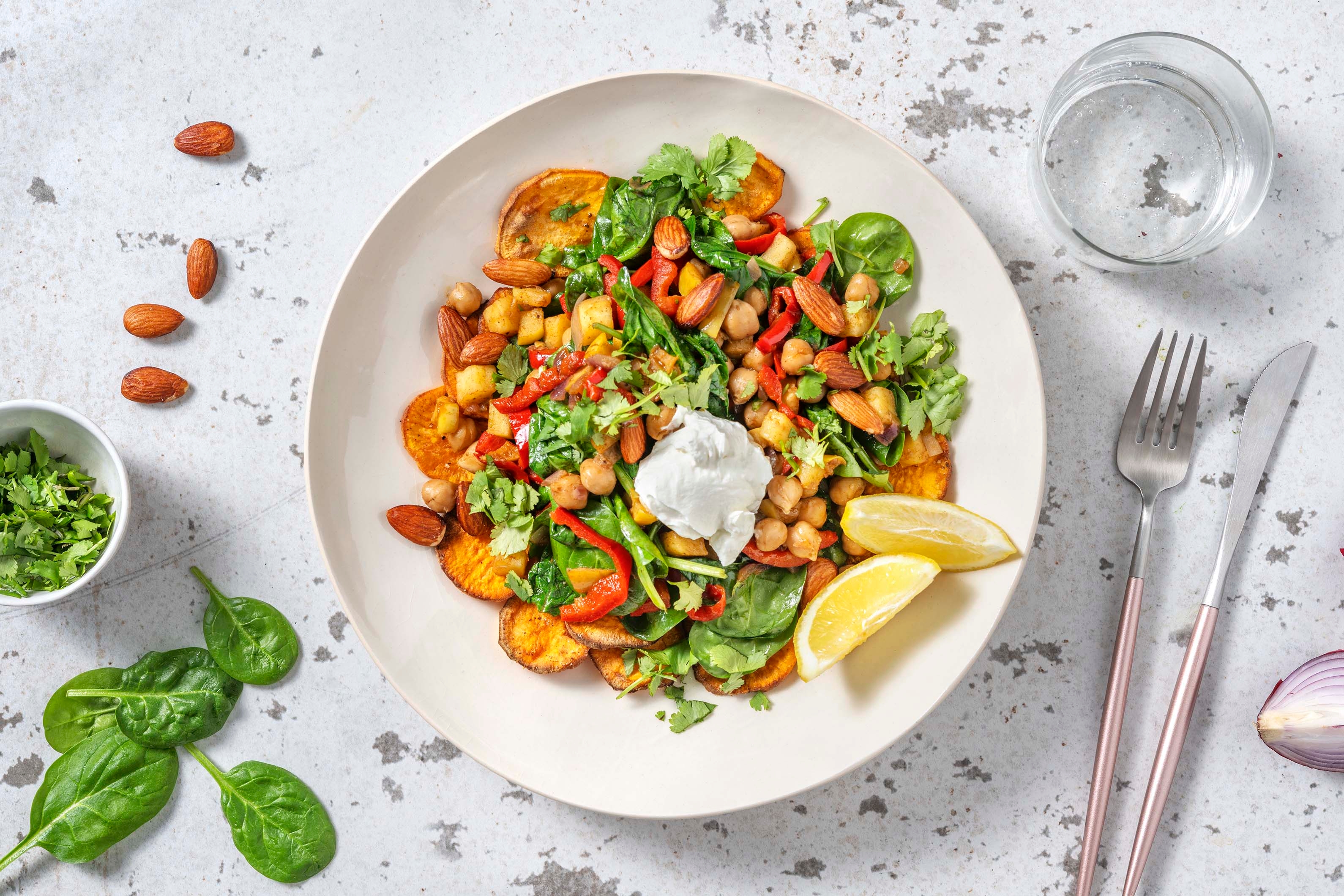 Patate douce rôtie, épinards et pois chiches