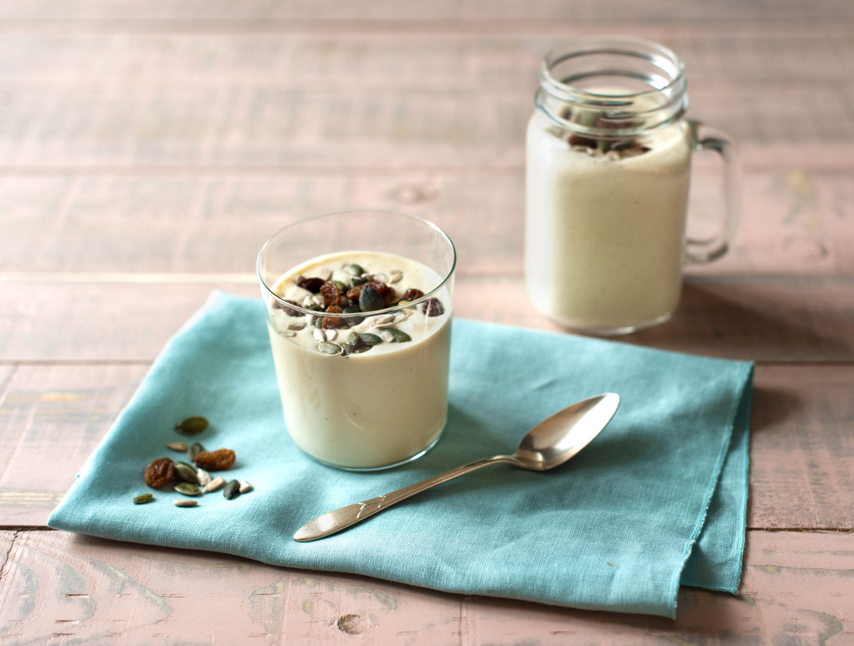 Smoothie banane-kiwi au mélange de graines et raisins secs