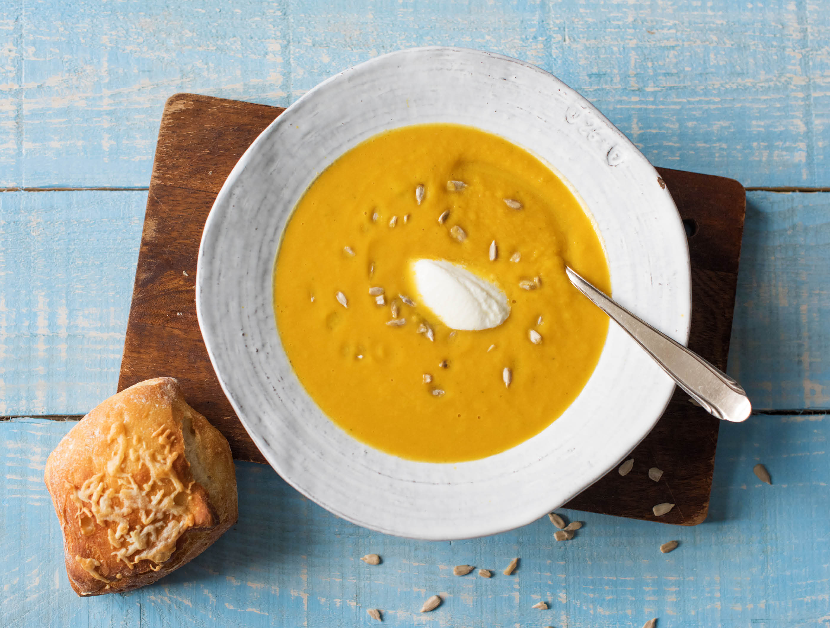 Zoete bataat-wortelsoep met yoghurt en spinazie-kaasbroodje