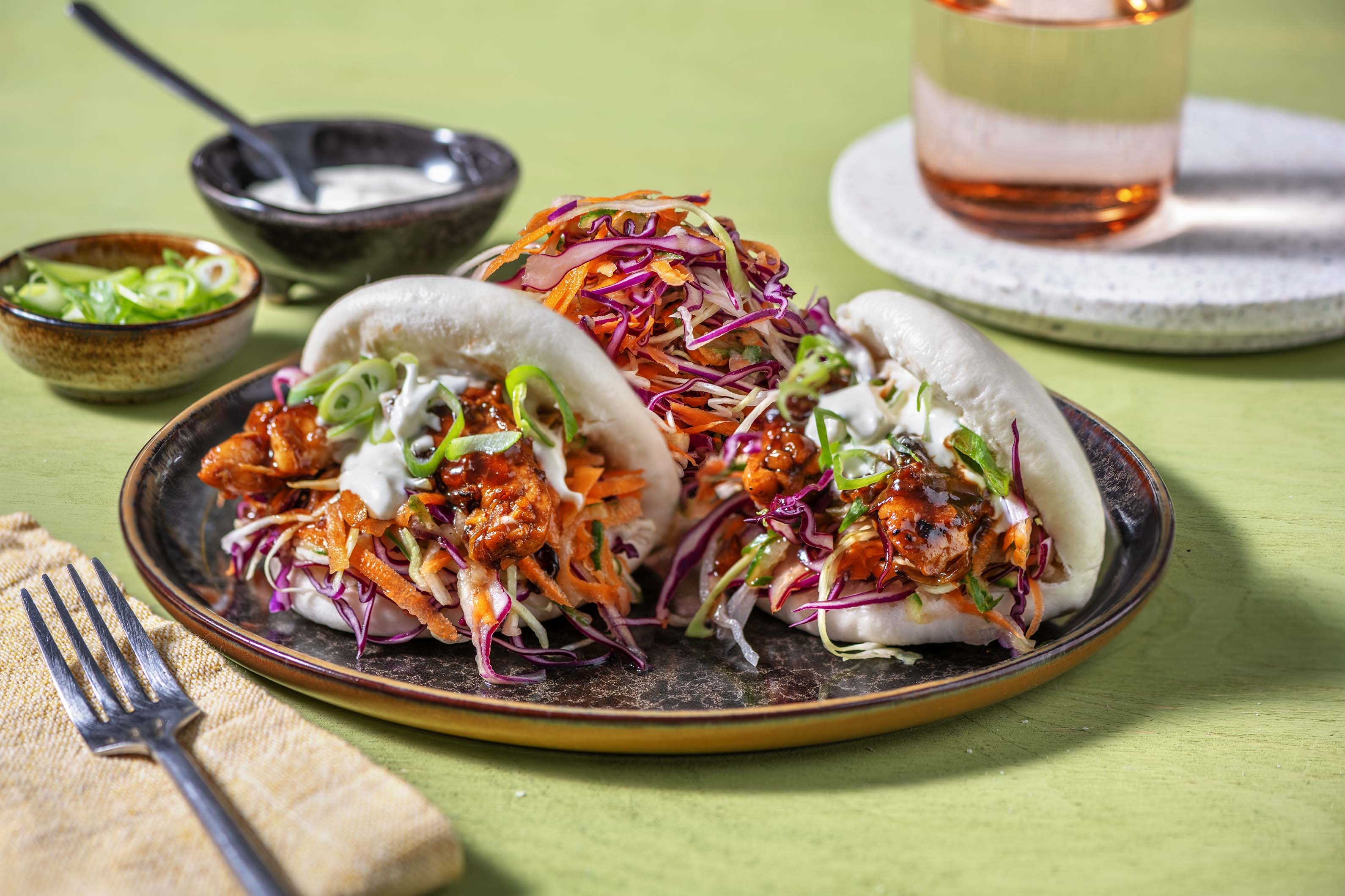 Zoete kippendij in een bao bun