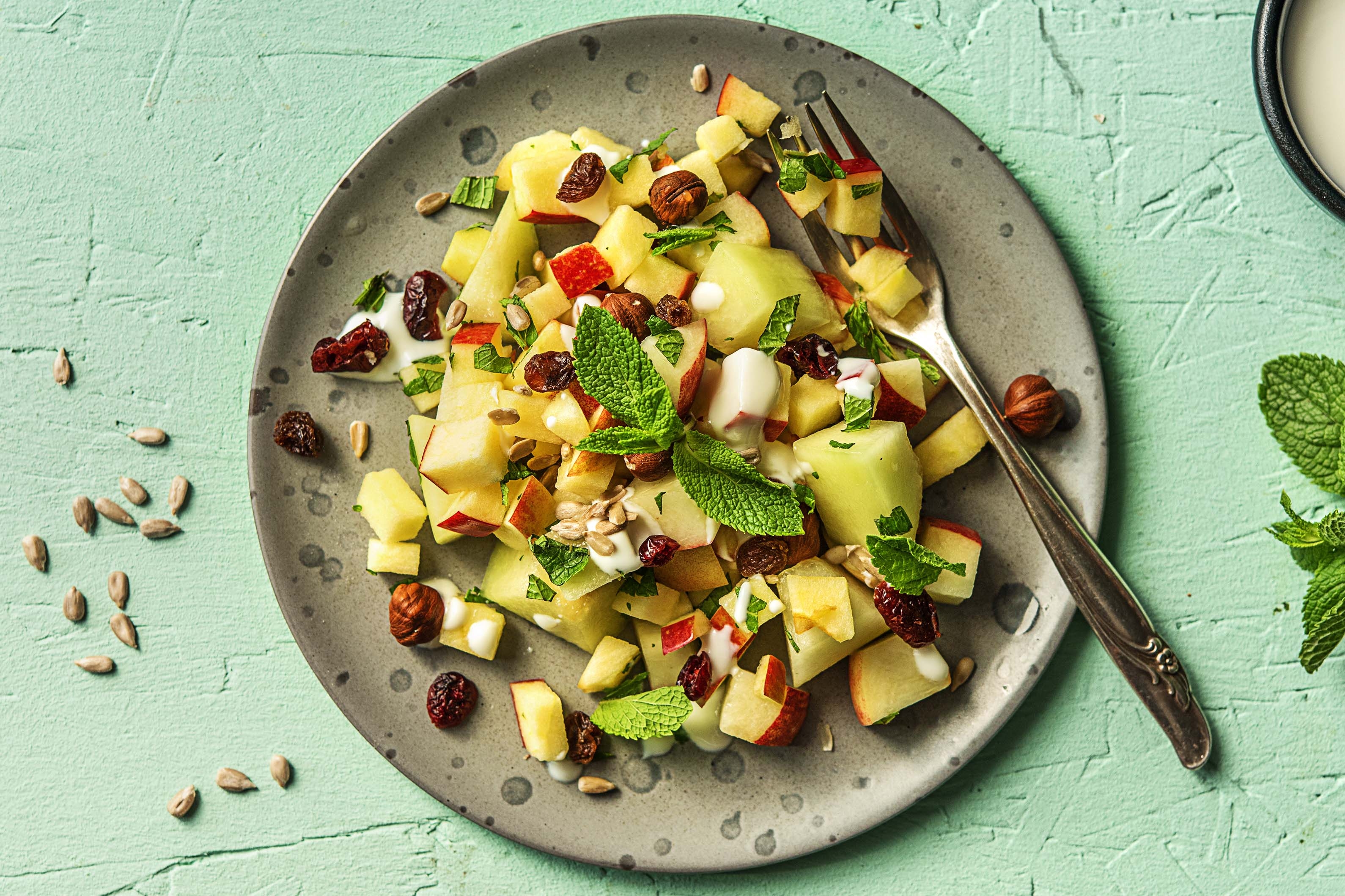 Zomerse fruitsalade met noten en citroenmelisse