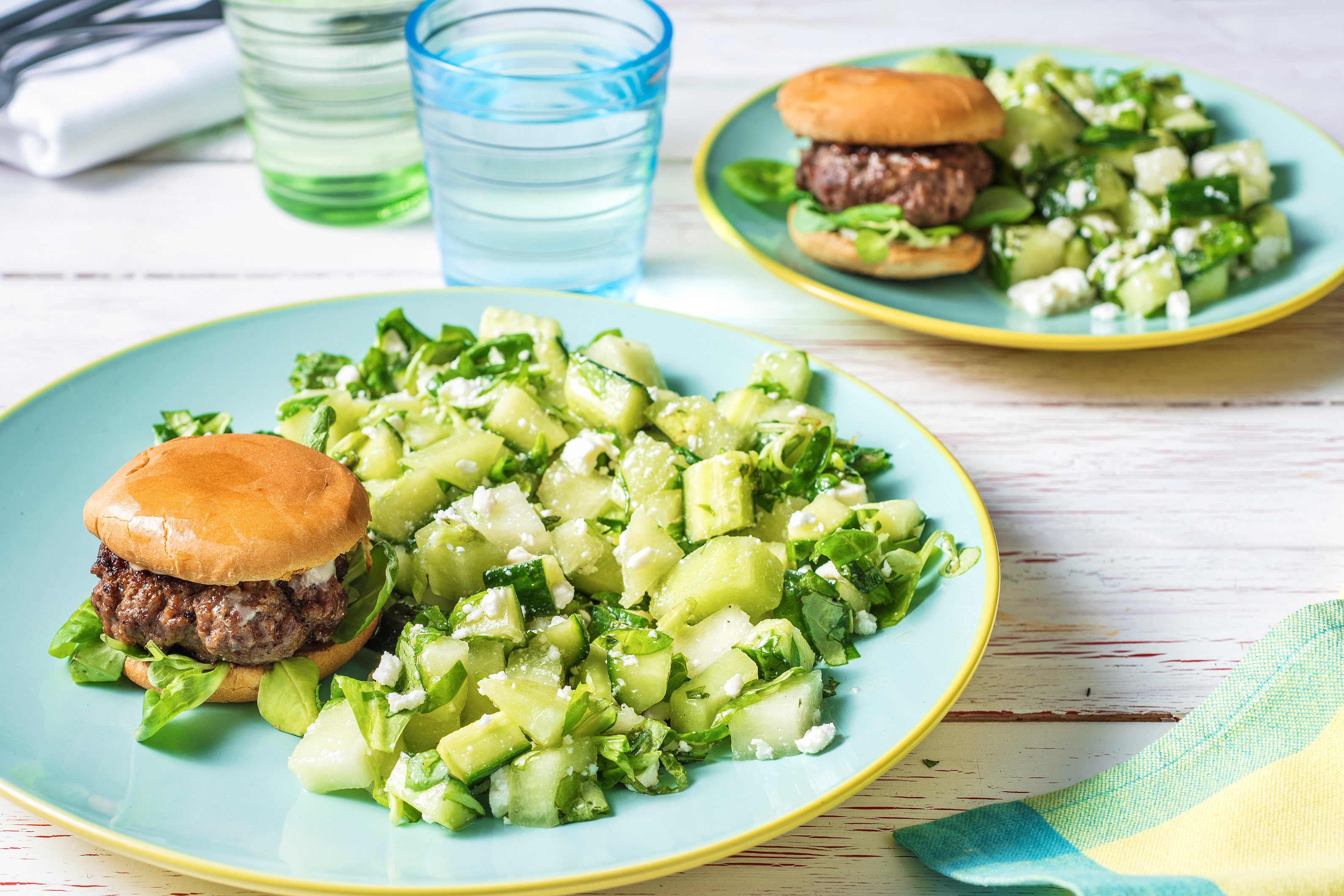 Salade de melon estivale et hamburger