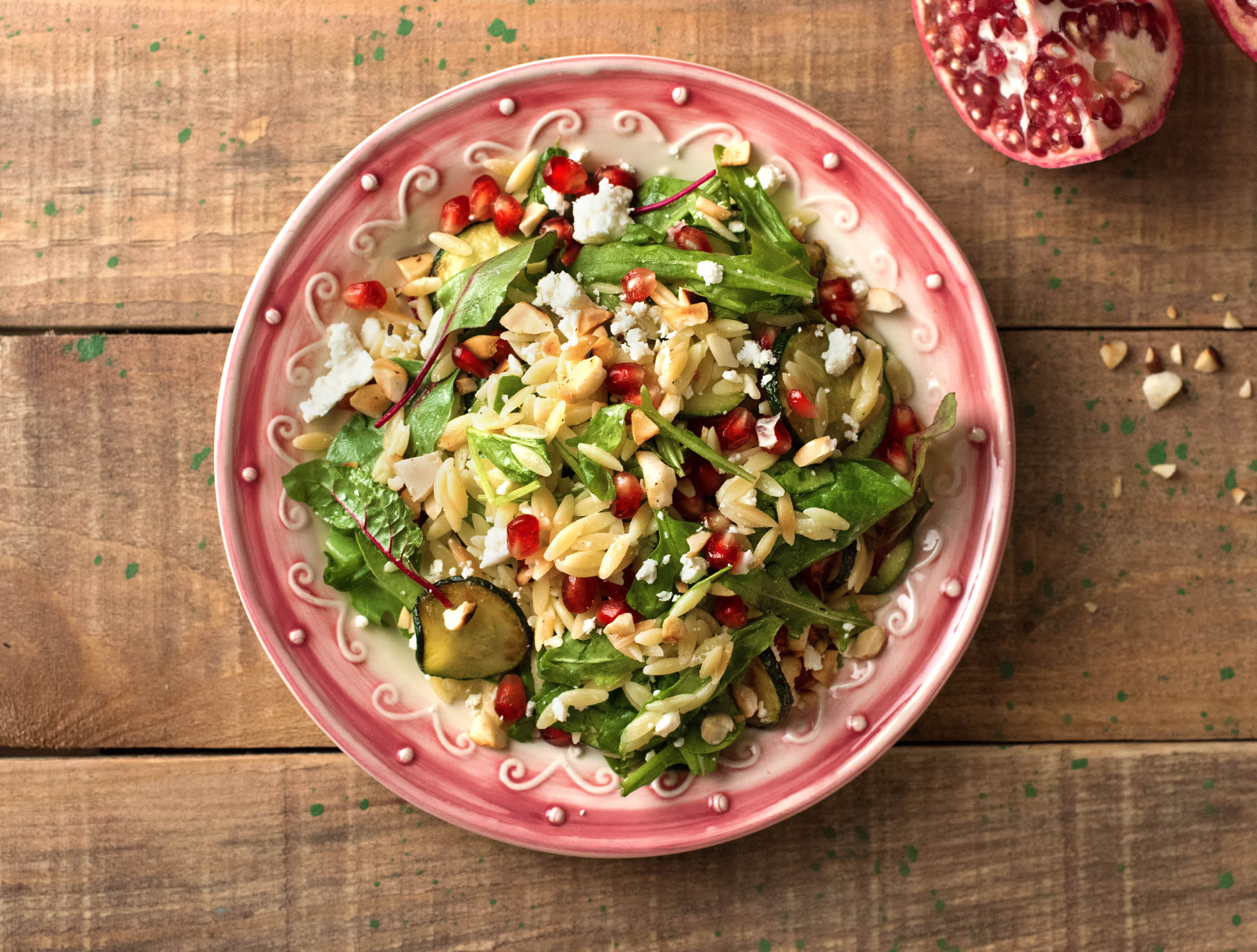 Zomerse orzosalade met gegrilde courgette, feta en granaatappelpitjes