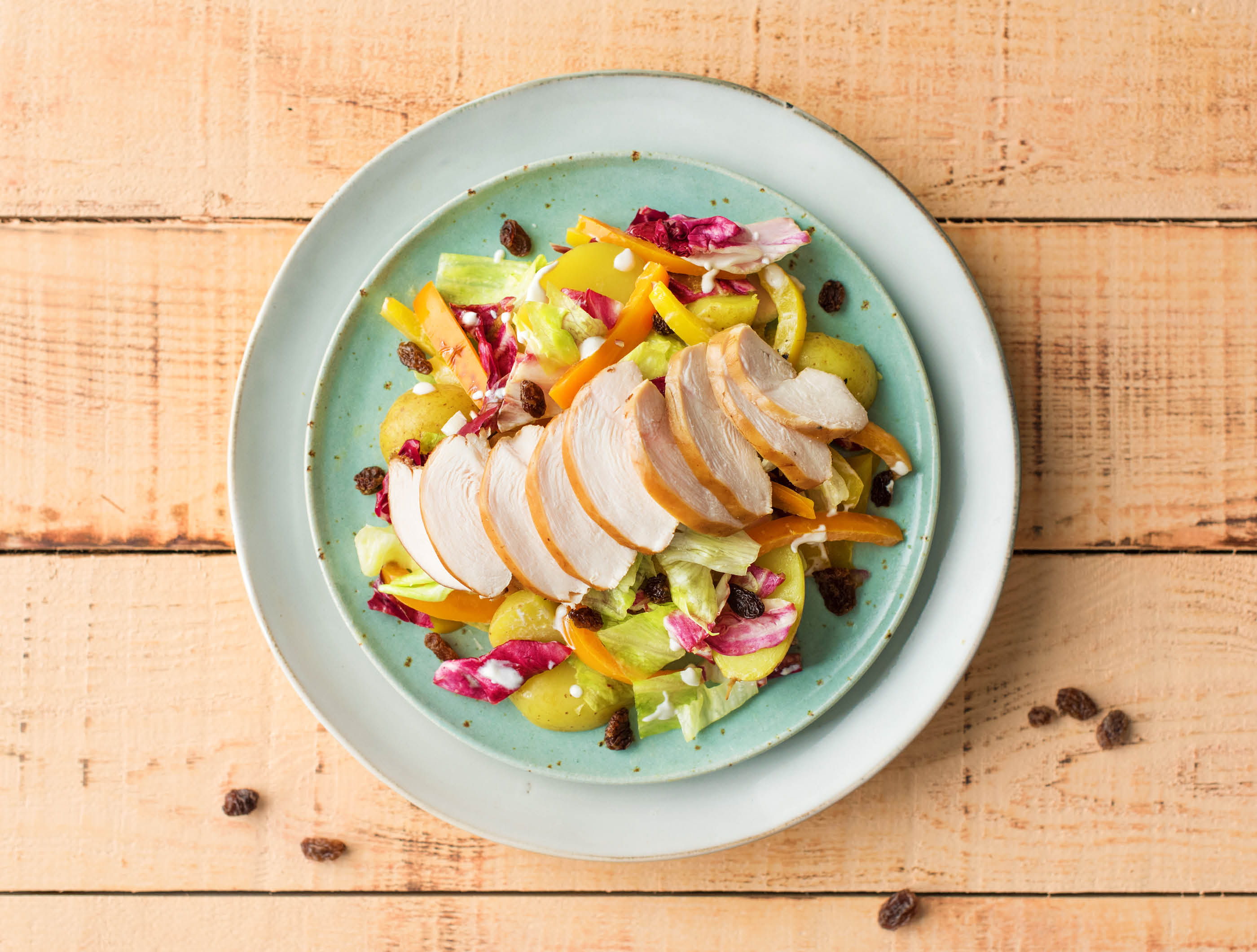 Salade d’été au poulet fumé, aux poivrons et aux grenailles