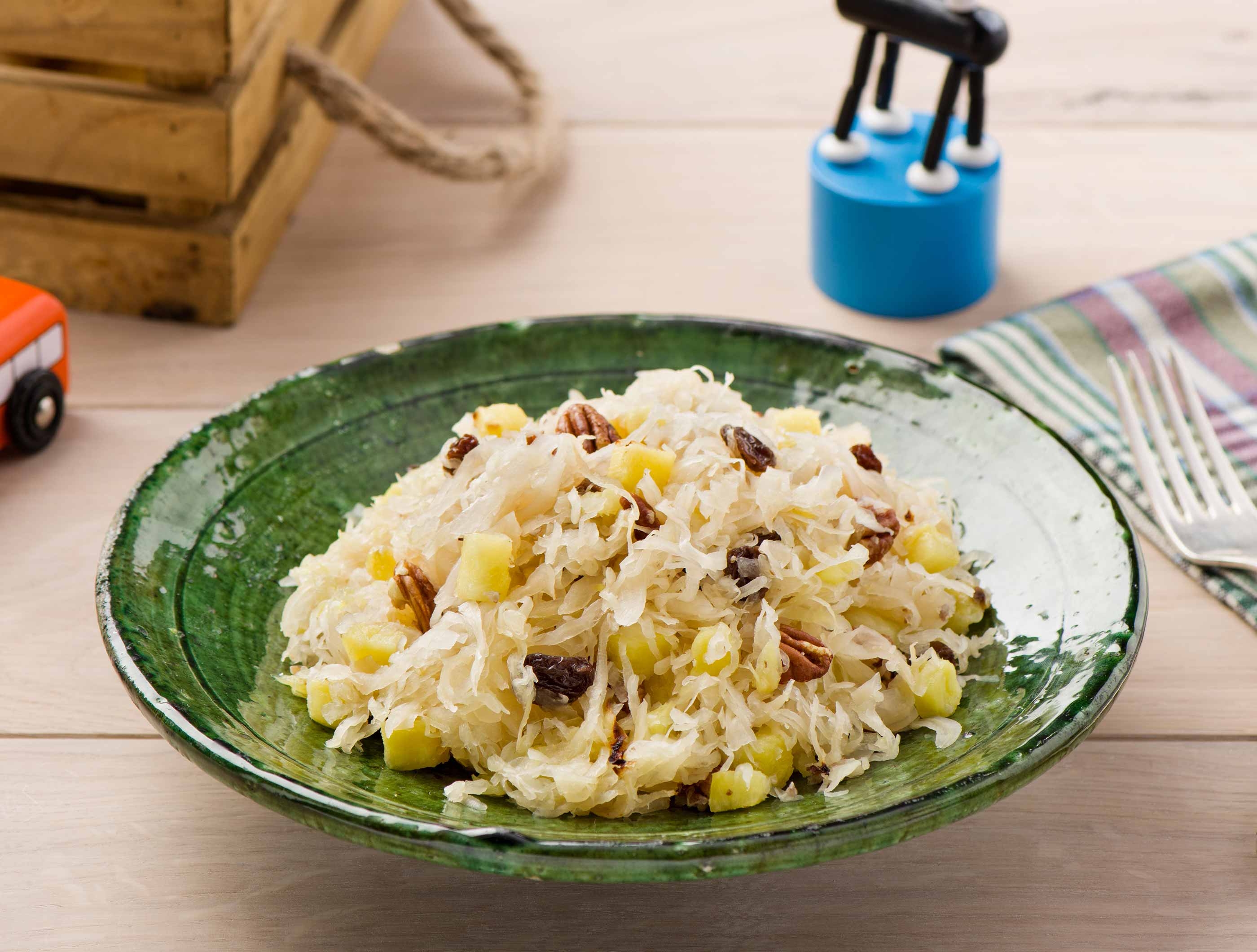 Zuurkool-aardappelschotel met zoete ananas en rozijnen