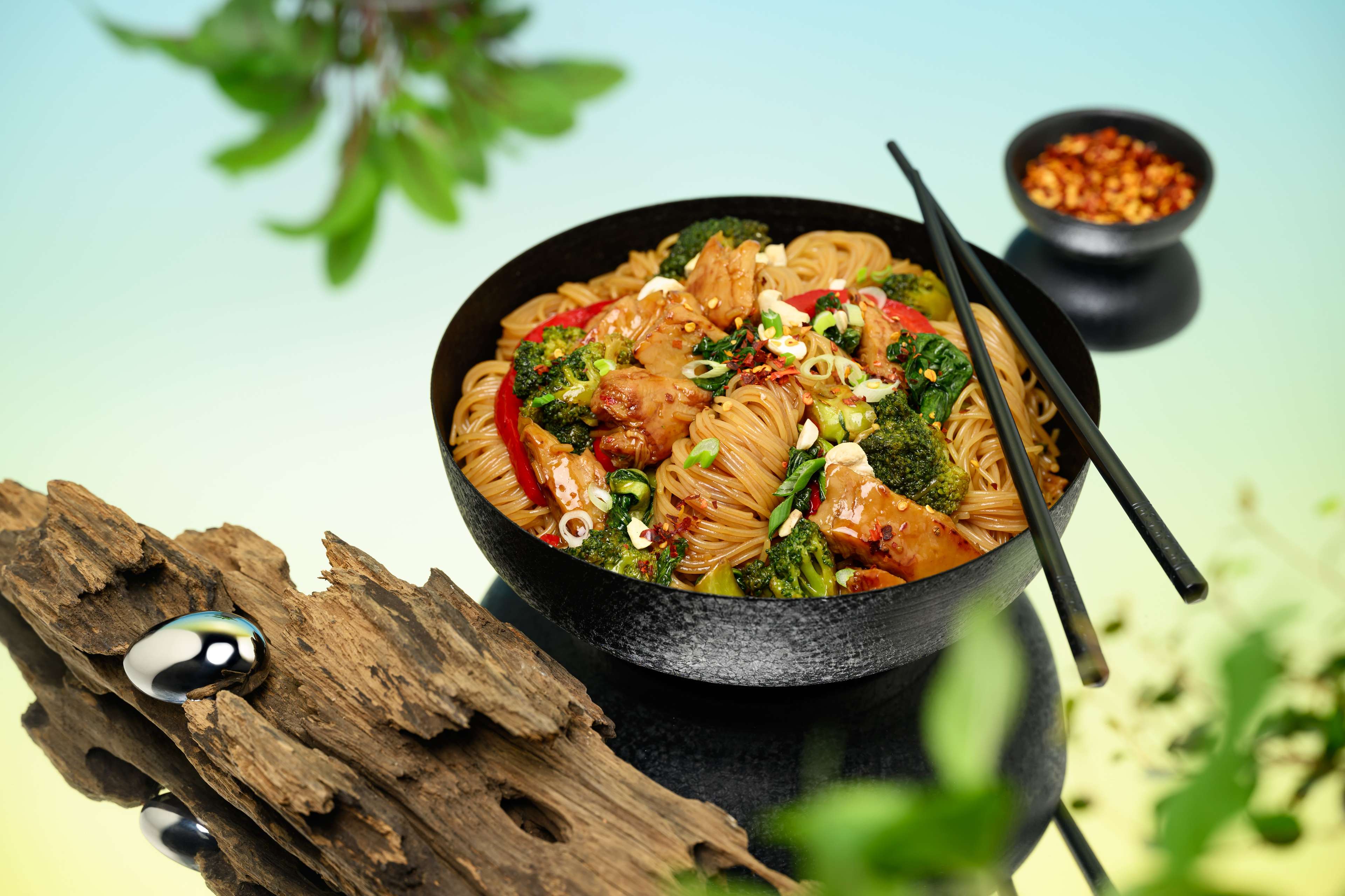 Snelle en lokale wokschotel met kelpnoedels en vegan ‘kip’