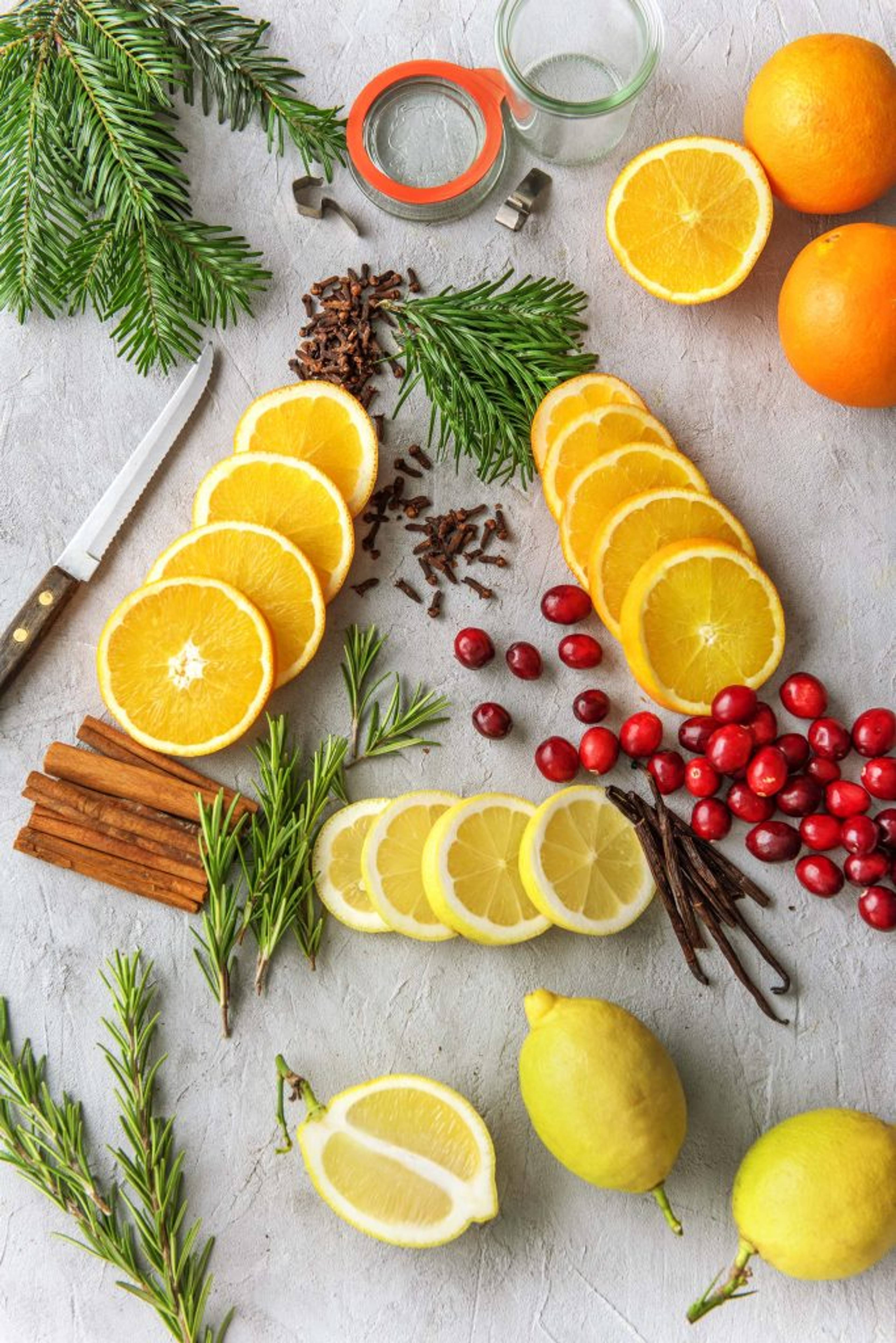 Weihnachtsduft selber machen: Anordnung Zutaten