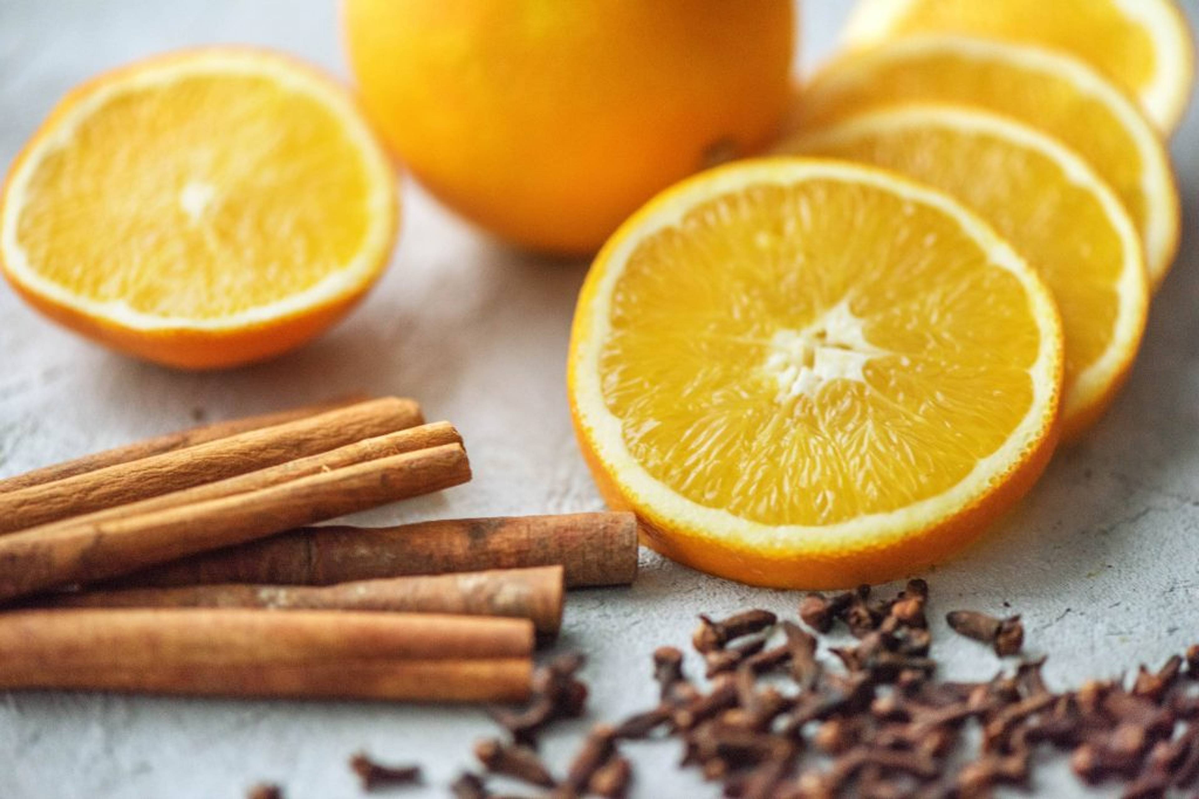 Weihnachtsduft selber machen: Orangen, Zimt, Nelken close up