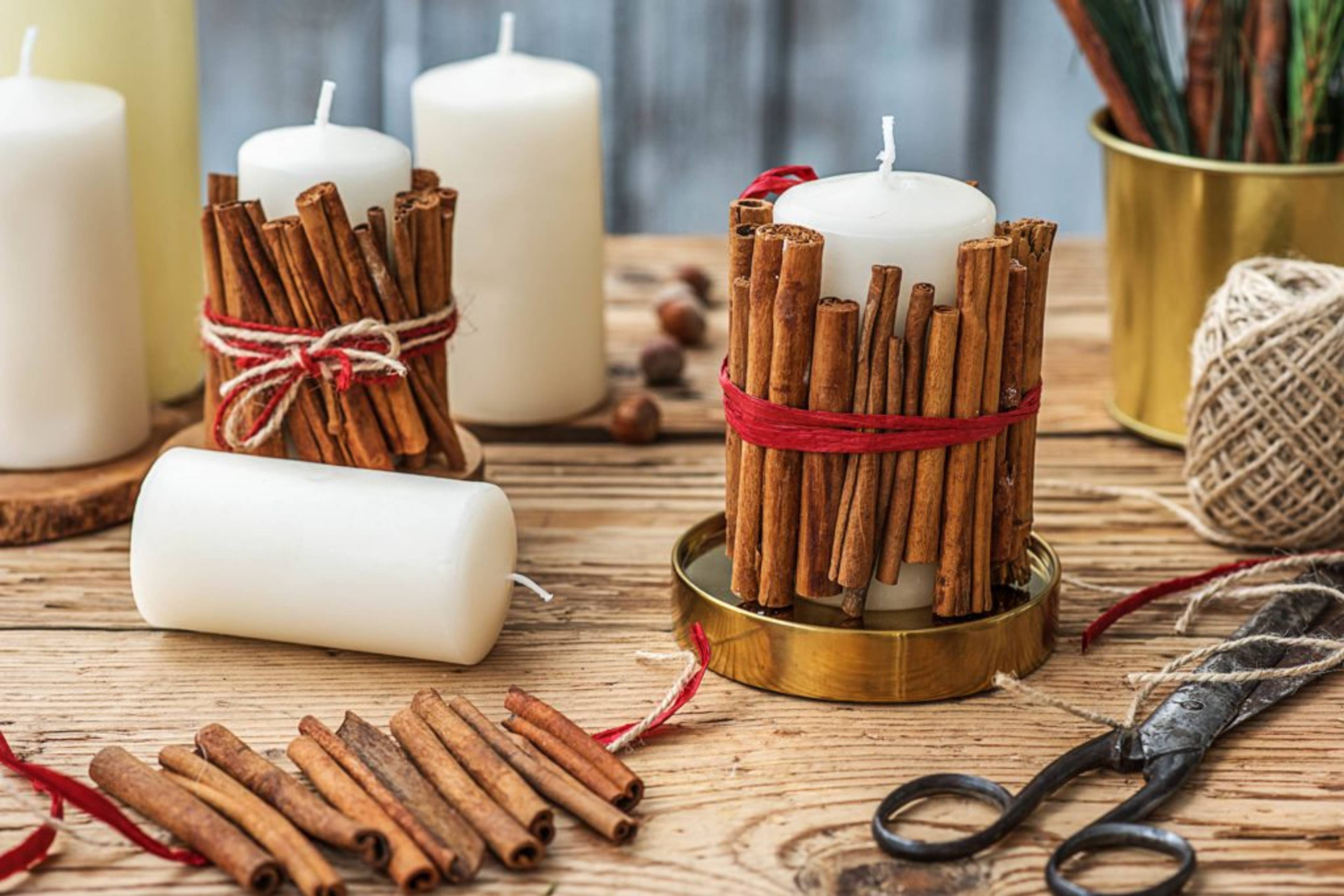 Weihnachtsgeschenke selber machen: Weihnachtlich dekorierte Kerzen