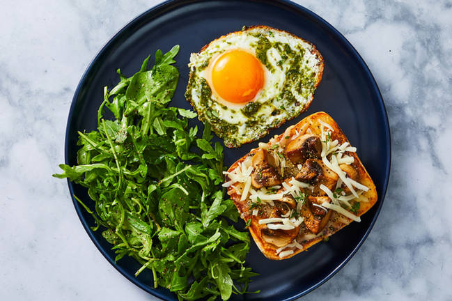 Œufs au pesto et rôties à l’ail et aux champignons