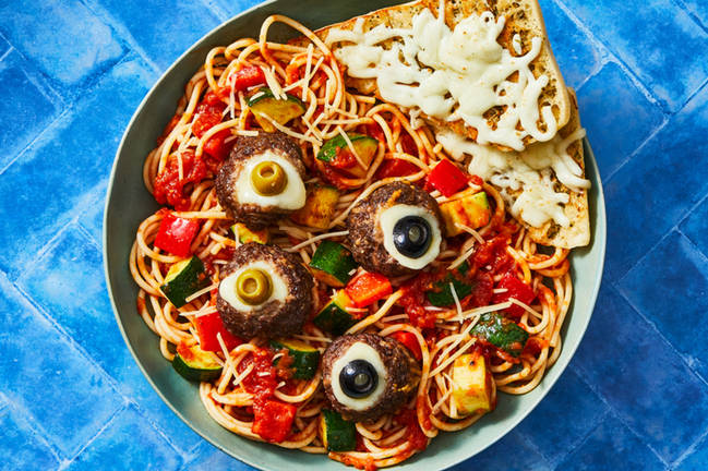 Boulettes de viande en forme des yeux effrayants et spaghettis 