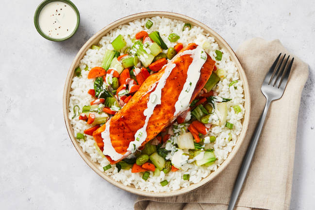 Bols poké au saumon au sésame et riz collant