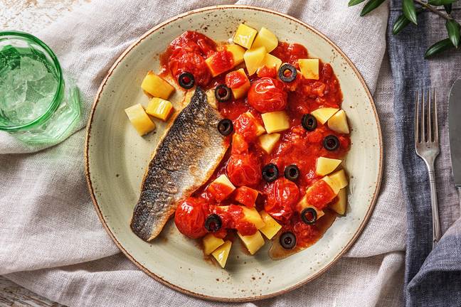 Zeebaars met aardappelen in tomatensaus