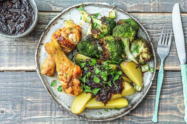 Gekruide kipdrumsticks met uienjus