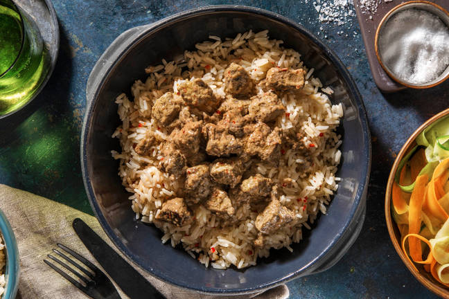 Rendang servi avec du riz et du lait de coco