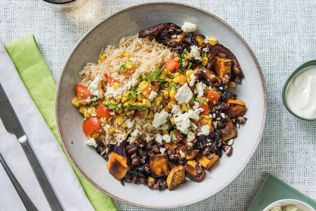 Peruaanse rijstschotel met zoete aardappel en feta