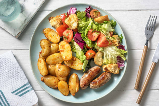 Italiaanse panzanellasalade met kipworstjes