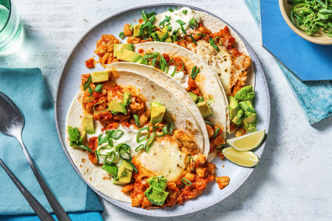 Huevos rancheros préparés avec des haricots cannellini et de l’avocat