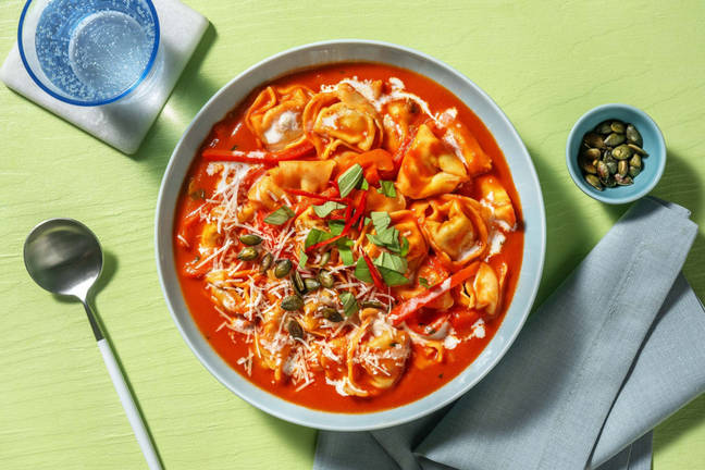 Ricotta-Tortellini in Peperoni-Tomaten-Suppe