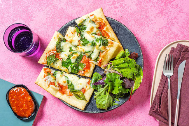 Sauerteig-Pinsa mit Blattspinat & Tomatendip