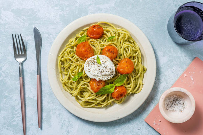 Burrata auf Spaghetti mit grünem Pesto