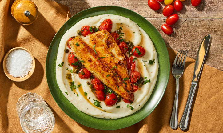 Doré poêlé avec sauce aux tomates-câpres et purée de chou-fleur