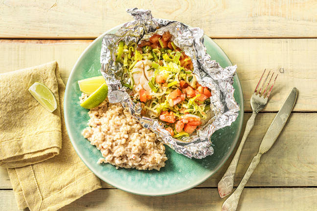 Oosters vispakketje met prei en tomaat