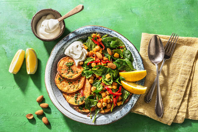Patate douce rôtie, épinards et lebné
