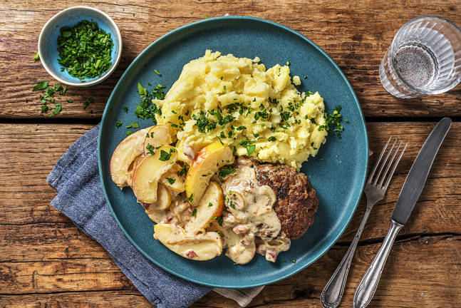 Boulette mit Apfel-Speck-Soße