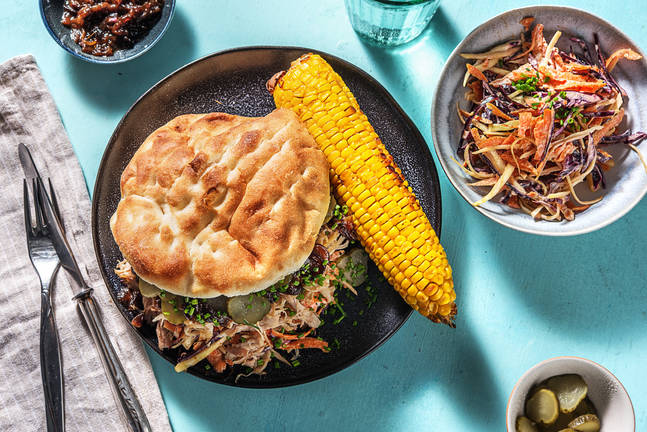 Pulled chicken met coleslaw en maiskolf 
