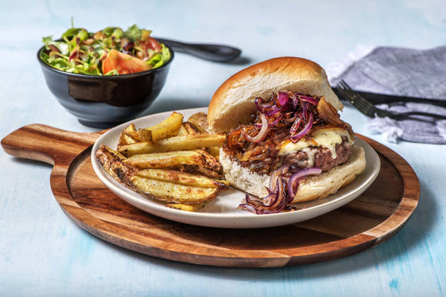 Wildzwijncheeseburger met frietjes en uienchutney