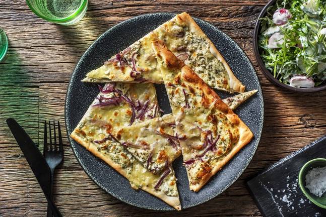Knuspriger Flammkuchen mit Mozzarella