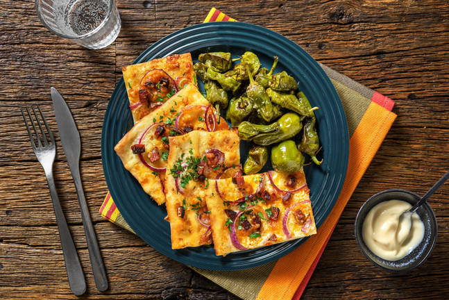 Spanischer Flammkuchen mit Chorizo