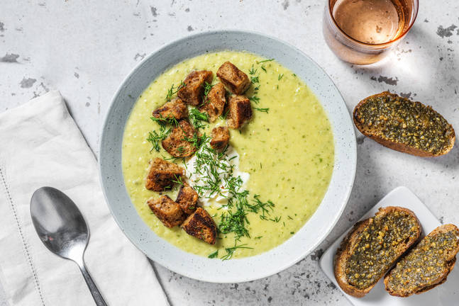 Courgette-preisoep met pesto-crostini's