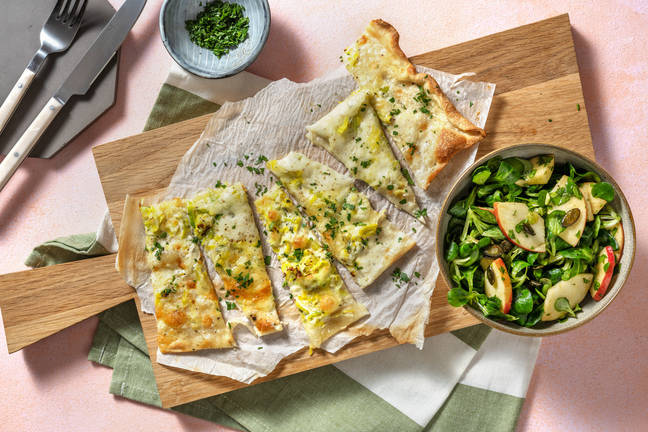 Flammkuchen mit Porree und Mozzarella
