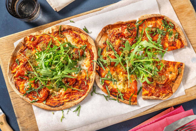 Pizza margherita sur pain plat et tomates cerises