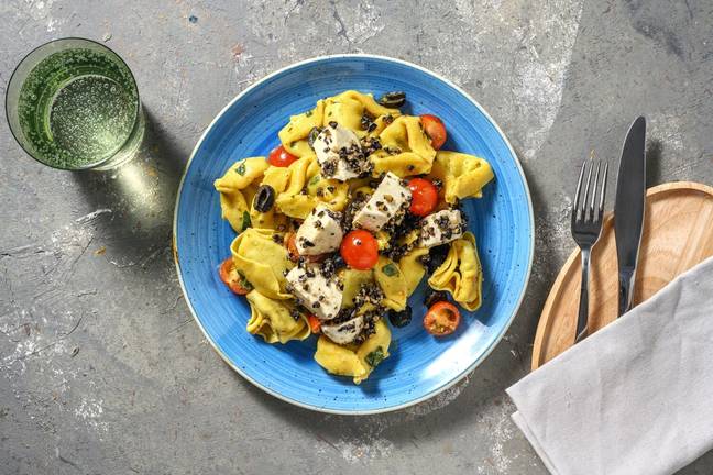 Frischer Tortellini-Salat getoppt mit Mozzarella