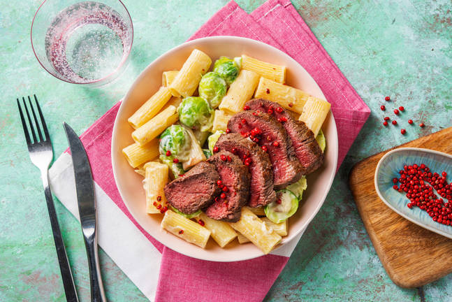 Rindersteak auf Rigatoni in Kampot-Pfefferrahm
