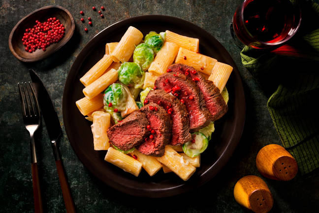 Rindersteak auf Rigatoni in Kampot-Pfefferrahm
