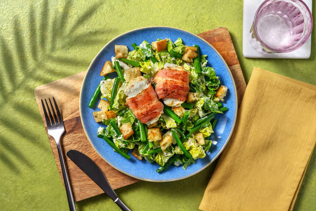 Grüner Salat mit Ziegenkäse im Speckmantel 
