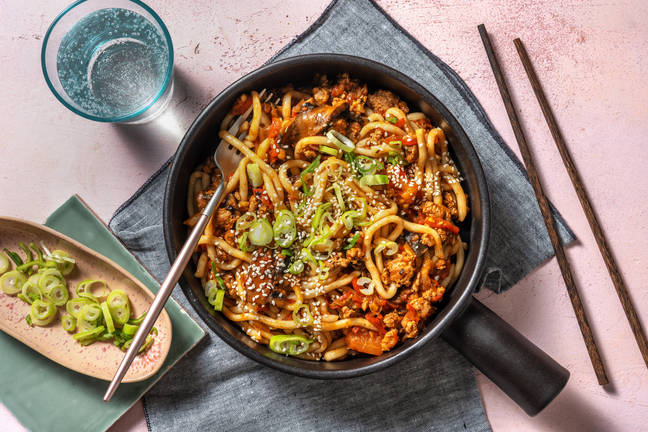 Udonnoedels met portobello, varkensgehakt, lente-ui en sesamzaadjes