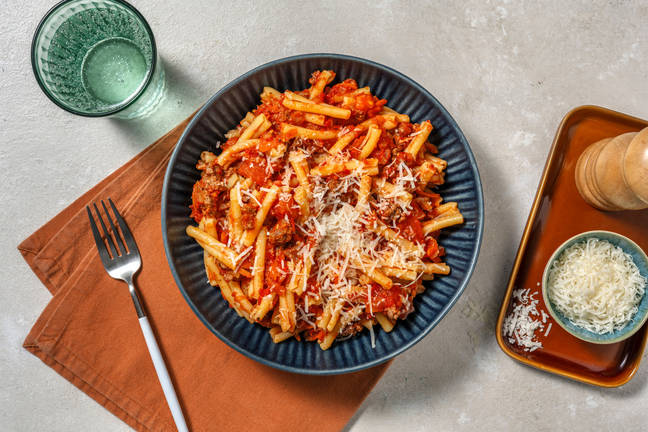 Strozzapreti Pasta mit käsiger Bolognese