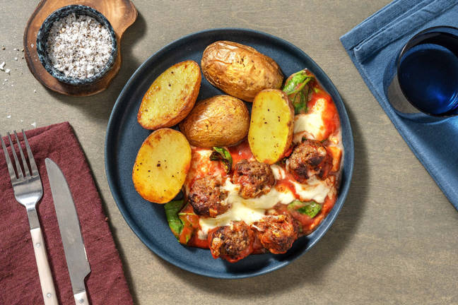 Zelfgemaakte gehaktballetjes uit de oven met mozzarella